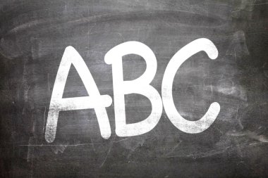 Bir kara tahta yazılı Abc