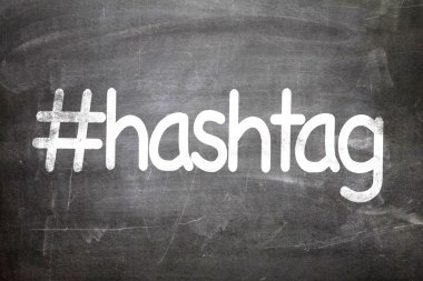 Sembol hashtag bir kara tahta üzerinde