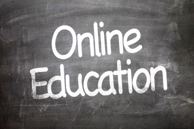 online eğitim kara tahta üzerinde yazılı
