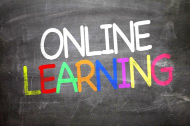Bir kara tahta yazılı online öğrenme
