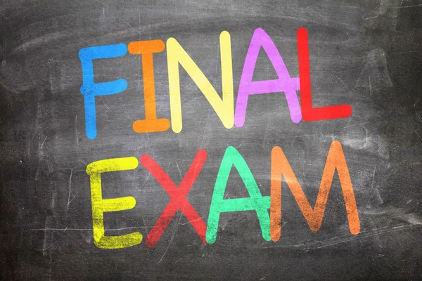 Examen final escrito en una pizarra — Foto de Stock