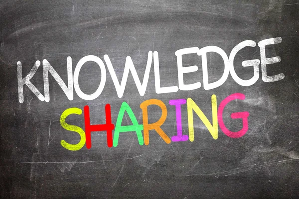 Knowledge Sharing written on a chalkboard — Stock Photo, Image