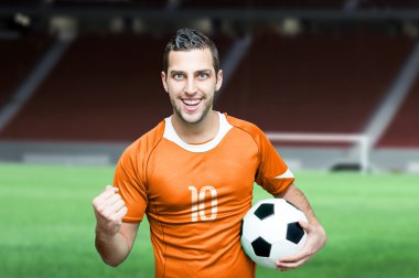 Futbol fan turuncu gömlek kutluyor