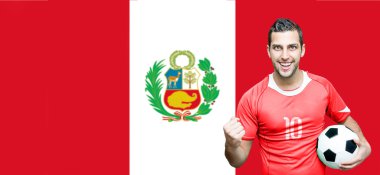 Perulu fan Peru bayrağı kutluyor