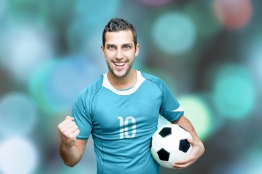 Mavi t-shirt futbol fan kutluyor