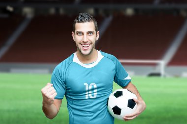 Mavi t-shirt futbol fan kutluyor