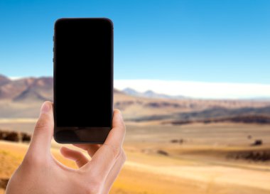 El ile siyah ekran akıllı telefon tutarak