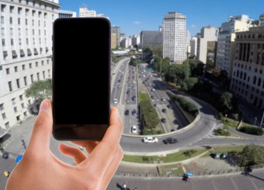 El ile siyah ekran akıllı telefon tutarak