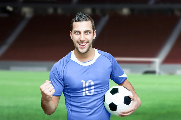 Un fan de football célèbre en t-shirt bleu — Photo