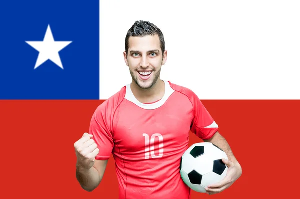 Фан празднует на фоне флага Чили — стоковое фото