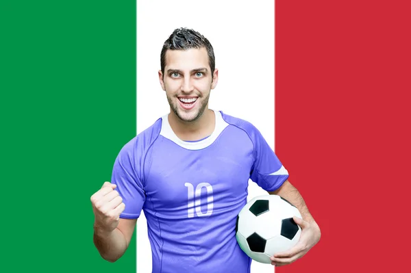 Итальянский фанат празднует на синем фоне — стоковое фото