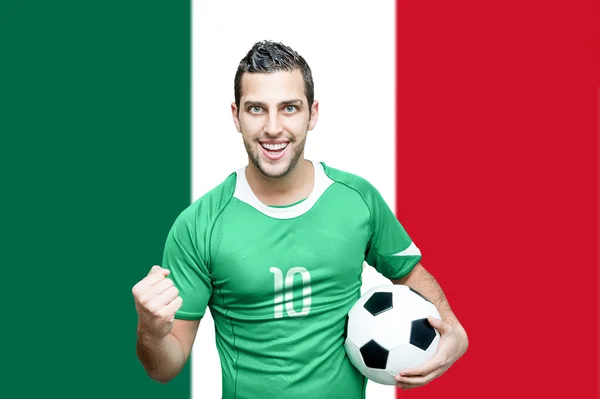 Fan piłki nożnej z zielony t-shirt — Zdjęcie stockowe