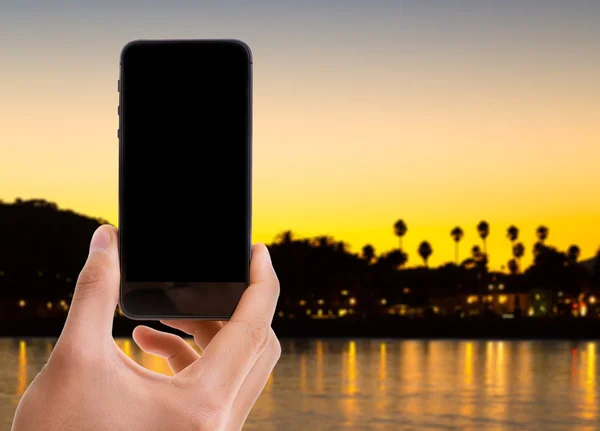 Mão segurando smartphone com tela preta — Fotografia de Stock