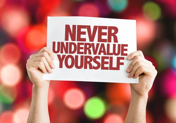 Never Undervalue Yourself placard — Stock Photo, Image