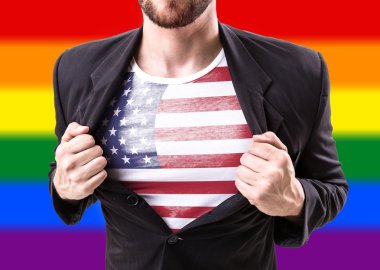 Amerikan bayrağı ile takım elbise germe işadamı