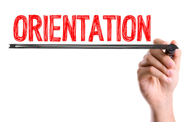 Рука с маркером пишет слово
