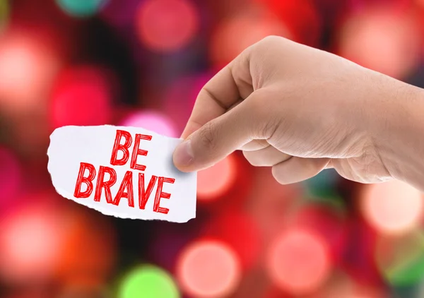 Бумага со словами Be Brave — стоковое фото