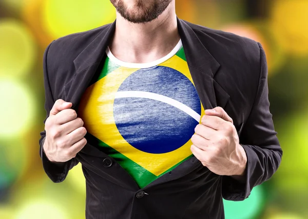 Επιχειρηματίας τέντωμα κοστούμι με βραζιλιάνικη σημαία — Φωτογραφία Αρχείου