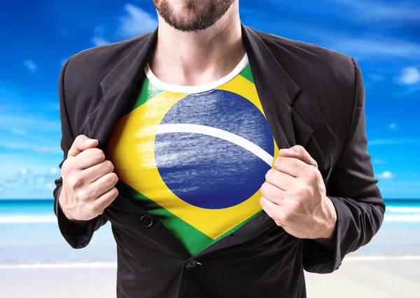 Biznesmen rozciąganie garnitur z flaga Brazylii — Zdjęcie stockowe