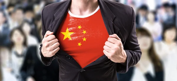Επιχειρηματίας τέντωμα κοστούμι με κινεζική σημαία — Φωτογραφία Αρχείου