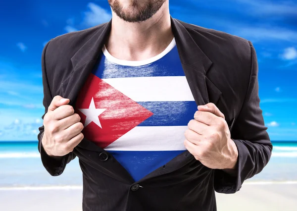 Üzletember ruha a kubai zászlót nyújtás — Stock Fotó