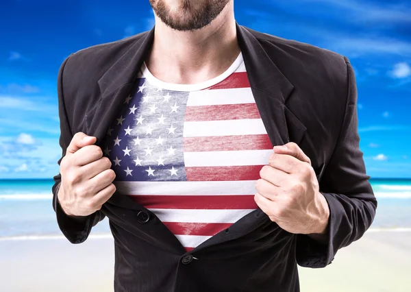 Üzletember ruha amerikai zászló nyújtás — Stock Fotó