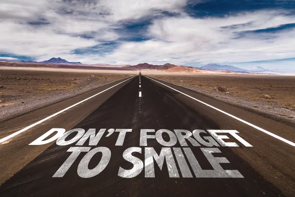 N'oubliez pas de sourire sur la route du désert — Photo