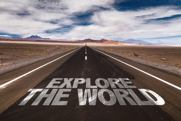 Explorer the World on пустынной дороге — стоковое фото