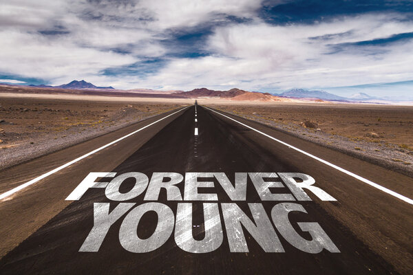 Forever Young на пустынной дороге
