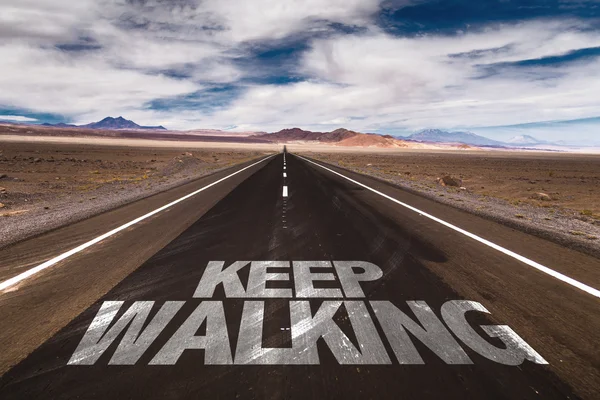 Sigue caminando por el camino del desierto — Foto de Stock