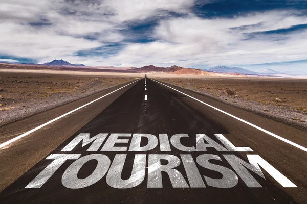 Turismo médico na estrada do deserto — Fotografia de Stock