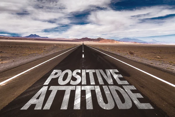 Atitude positiva na estrada do deserto — Fotografia de Stock