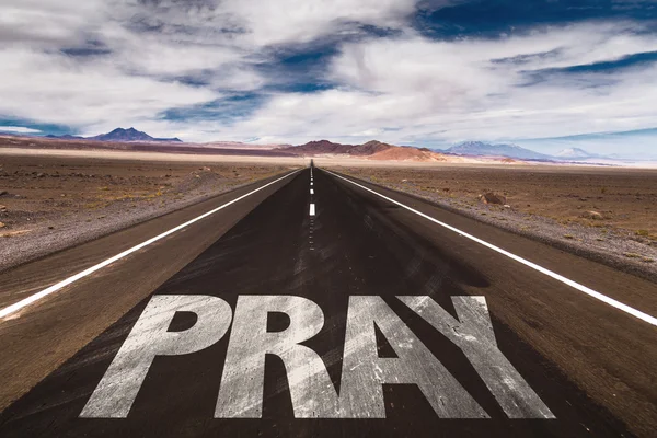 Молитесь на пустынной дороге — стоковое фото