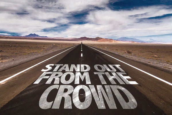 Stand Out z Crowd na drodze — Zdjęcie stockowe