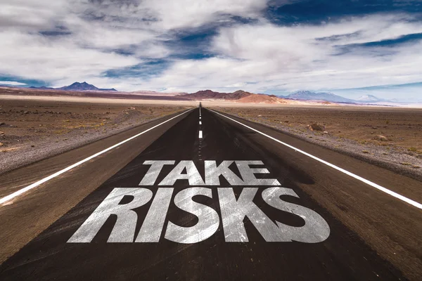 Risico's nemen woestijn onderweg — Stockfoto