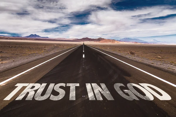 Доверие к Богу на пустынной дороге — стоковое фото
