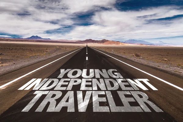 Jóvenes viajeros independientes en carretera — Foto de Stock