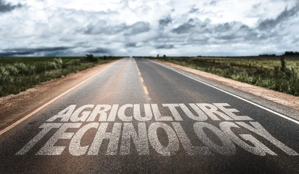 Technologia rolnictwa na wiejskiej drodze — Zdjęcie stockowe