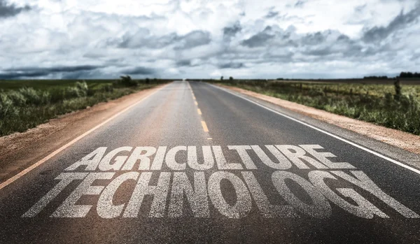 Agricoltura Tecnologia su strada rurale — Foto Stock