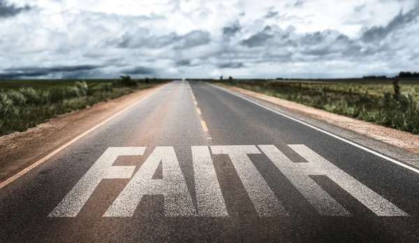 Wiara na wiejskiej drodze — Zdjęcie stockowe