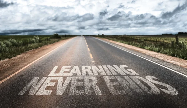 Learning Never Ends on rural road — Stockfoto