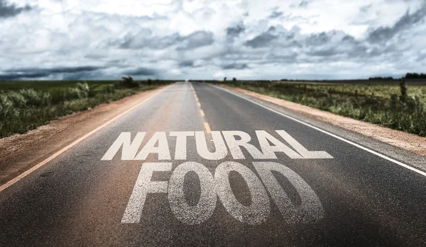 Alimentación natural en carretera rural —  Fotos de Stock