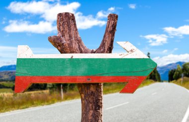 Bulgaristan bayrağı ahşap yol işaretiyle