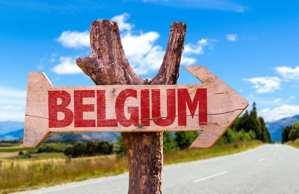 Bélgica letrero de madera con fondo vial —  Fotos de Stock