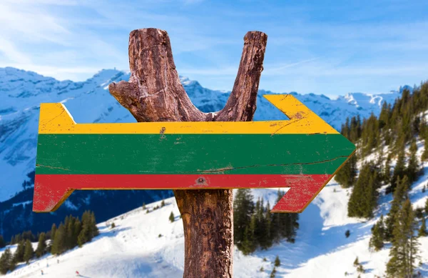 Holzschild mit litauischer Flagge — Stockfoto