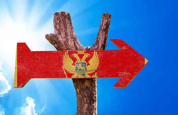 Montenegros flagga träskylt — Stockfoto