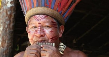 Yerel Brezilyalı oynarken tahta flüt