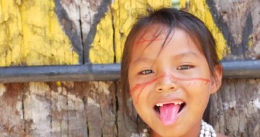 Sevimli yerli Brezilyalı kız