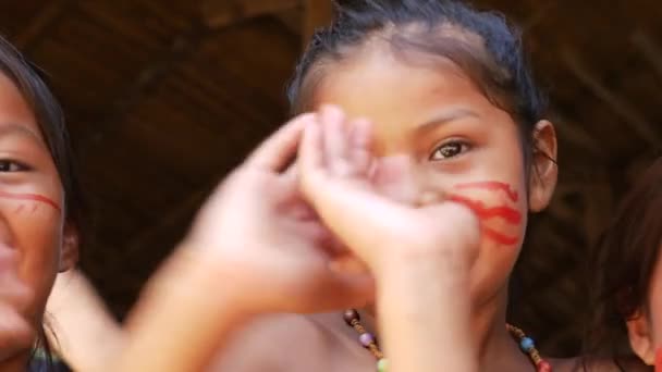 Lindas chicas brasileñas nativas sonriendo a una tribu indígena en el Amazonas — Vídeos de Stock