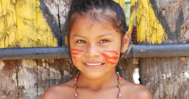 Nettes brasilianisches Mädchen lächelt einen indigenen Stamm im Amazonasgebiet an — Stockvideo